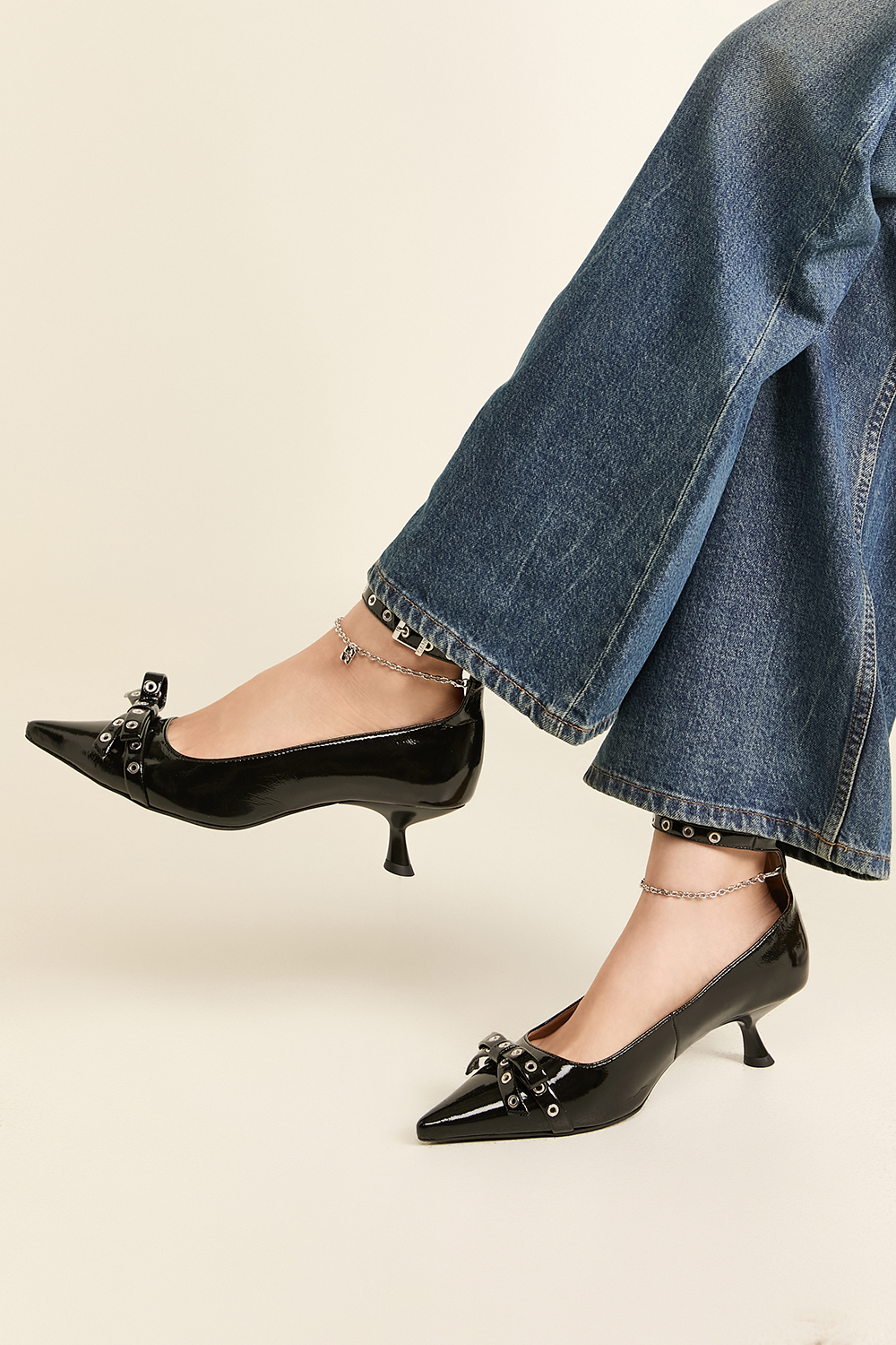 תמונת כל הלוק של נעלי עקב קיטן